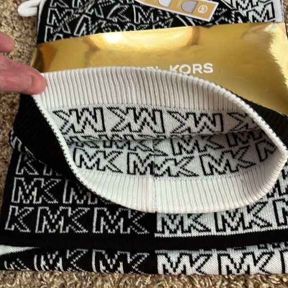 Michael Kors Split Logo Scarf & Reversible Beanie Bellyband Hat Set NWT - Picture 4 of 6